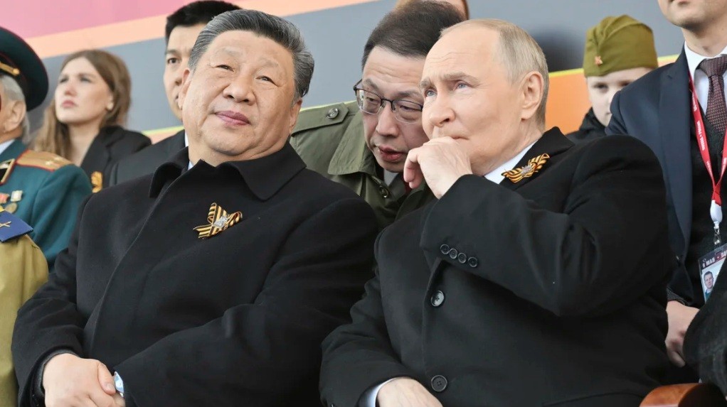 Си Цзиньпин и Путин на военном параде 9 мая 2025 года