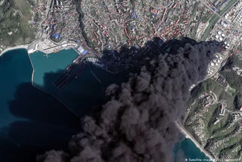 Спутниковый снимок пожара на морском терминале в Туапсе